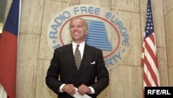 Джо Байден, тоді ще сенатор, у штаб-квартирі Радіо Свобода у Празі. 26 березня 1997 року
