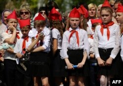 Дети в пионерских шапочках и галстуках принимают участие в митинге молодежного движения «Патриот», под контролем группировки «ДНР»
