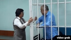 Экс-президент Кыргызстана Роза Отунбаева и арестованный оппозиционный политик Омурбек Текебаев. Бишкек, 22 июня 2017 года.