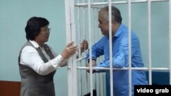 Экс-президент Кыргызстана Роза Отунбаева и арестованный оппозиционный политик Омурбек Текебаев. Бишкек, 22 июня 2017 года. 
