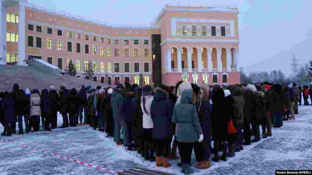 Жастар бүгінгі флеш-мобты «2014 жылдың басты шарасы» деп сипаттады. 