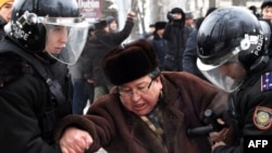 Полицейлер Жаңаөзен оқиғасына орай өткен шеруге қатысқан Серік Сапарғалиды әкетіп барады. Алматы, 17 желтоқсан 2011 жыл.