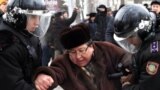 Полицейские задерживают гражданского активиста, который выступал против действий властей в Жанаозене. Алматы, 17 декабря 2011 года.