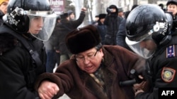 Полиция арестовывает оппозиционного политика Серика Сапаргали после митинга протеста в связи с расстрелом демонстрации в Жанаозене. Алматы, 17 декабря 2012 года.