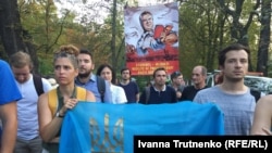 Среди участников акции у российского посольства в Праге многие выражали солидарность с Украиной. 20 августа 2018 года.
