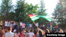 Свое умение танцевать брейк-данс во дворе армянской школы в селе Гумиста демонстрировали около 30 танцоров из трех групп: младшей – от 6 до 8 лет, средней – от 9 до 14 лет и старшей – от 14 до 17 лет