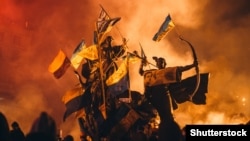 Пам'ятник засновникам Києва на майдані Незалежності під час Революції гідності. Київ, 18 лютого 2014 року