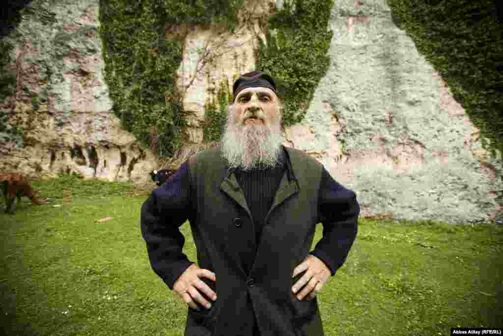 Rahib Maksim həbsxana həyatı yaşadıqdan sonra ibadətə başlayıb. O, gəncliyində narkotik satışı ilə əlaqədar məhbəs həyatı yaşayıb. Gəncliyində içki düşgünü olan Maksim həbsxanada olduğu müddətdə dəyişmək qərarına gəlib.