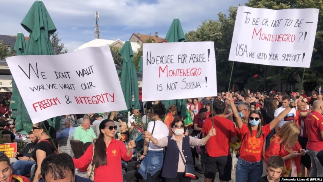 "Nećemo rat, hoćemo svoju slobodu i interitet", "Crna Gora nije Srbija", "SAD, potrebna nam je vaša podrška", neke su od poruka sa transparenata koje su nosili okupljeni građani, Cetinje, 12. septembar 2021.