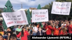 "Nećemo rat, hoćemo svoju slobodu i interitet", "Crna Gora nije Srbija", "SAD, potrebna nam je vaša podrška", neke su od poruka sa transparenata koje su nosili okupljeni građani, Cetinje, 12. septembar 2021.