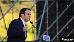 Նարեկ Կարապետյանը «Մեր ձևով» շարժման ակցիայի ժամանակ, արխիվ