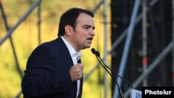 Armenia - Opposition leader Narek Karapetian speaks during a rally in Yerevan, October 18, 2025.