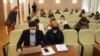 Паседжаньен ў справе Tut.by. На пярэднім пляне адвакат Сяргей Зікрацкі і гендырэктар парталу Людміла Чэкіна