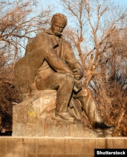 Бронзовий пам'ятник Тарасу Шевченку в Казахстані в місті Актау (колишнє місто Шевченко)