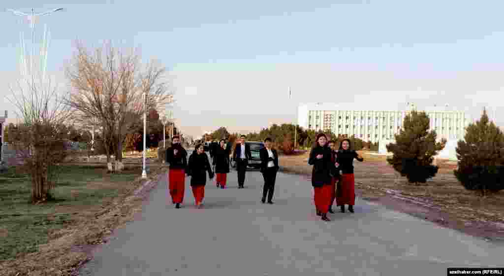 Çärä barýan talyp ýaşlary.