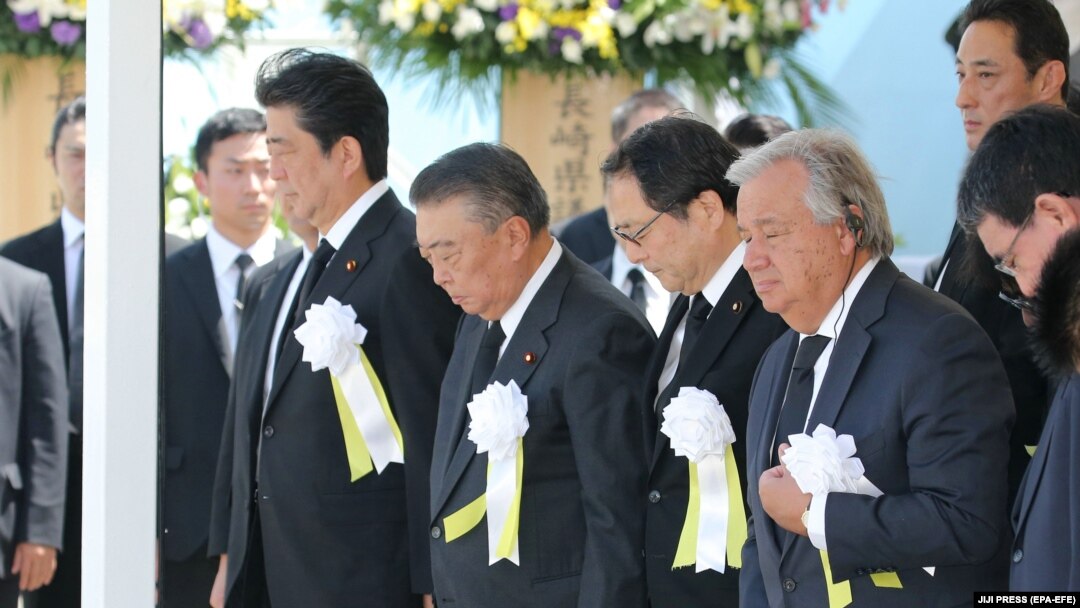 Antonio Guterres (četvrti slijeva) i Ahinzo Abe (prvi slijeva) na obilježavanju 73. godišnjice od atomskog napada na Nagasaki
