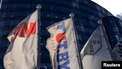 Флаг (в центре) с изображением логотипа белорусского портала TUT.BY.