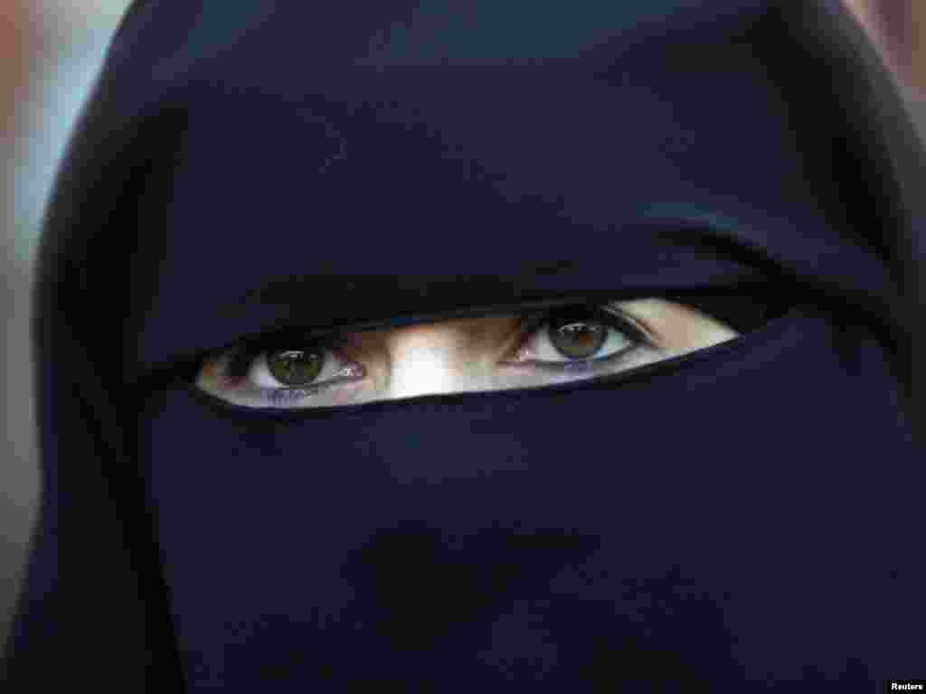 Франция, Нант, 23 апреля. Молодая мусульманка была оштрафована за управление автомобилем в хиджабе. Source: Reuters.