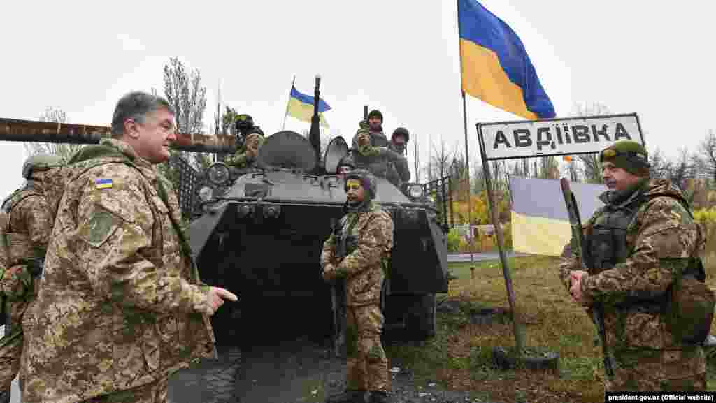 Президент України Петро Порошенко під час зустрічі з військовослужбовцями 72-ї окремої механізованої бригади в Авдіївці, що неподалік від Донецька, 22 жовтня 2017 року. БІЛЬШЕ ПРО ЦЕ