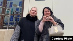 Диляра Гайсина (справа) и её юрист Гульсина Даминова на крыльце арбитражного апелляционного суда в Самаре. Архивное фото из активистских чатов