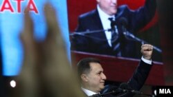 Nikola Gruevski gjatë një  tubimi me simpatizuesit në Shkup.