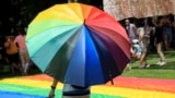 Një person mban një ombrellë me ngjyrat e ylberit gjatë Paradës së Krenarisë - organizim i komunitetit LGBTI, Shkup, Maqedoni e Veriut - Fotografi ilustruese nga arkivi.