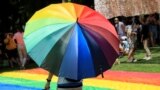 Një person mban një ombrellë me ngjyrat e ylberit gjatë Paradës së Krenarisë - organizim i komunitetit LGBTI, Shkup, Maqedoni e Veriut - Fotografi ilustruese nga arkivi.