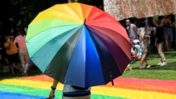 Një person mban një ombrellë me ngjyrat e ylberit gjatë Paradës së Krenarisë - organizim i komunitetit LGBTI, Shkup, Maqedoni e Veriut - Fotografi ilustruese nga arkivi.