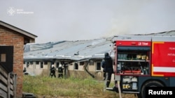 Рятувальники гасять пожежу, що виникла внаслідок російського обстрілу в Харківській області, 3 жовтня 2025 року