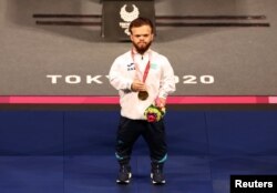 Давид Дегтярев паралимпиада чемпионы атанған сәт. Токио, 26 тамыз 2021 жыл.