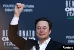 Elon Musk nu fraternizează doar cu dreapta americană. El a participat și la un festival organizat de prim-ministrul de extremă dreaptă a Italiei, Giorgia Meloni, în decembrie 2023.