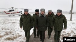 Aleksandr Lukașenka (centru) inspectează o unitate militară, în apropiere de Lunineț, ianuarie 2022