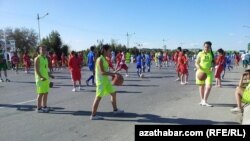 Türkmen ýaşlary "Saglyk hepdeligi" döwründe dürli sport çärelerine gatnaşýarlar.