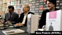 Među potpisnicima su Orhan Pamuk, Margaret Atwood, Paul Auster, Salman Rushdie, Aleksandar Hemon... Na slici Pamuh govori na konferenciji u Podgorici, decembar 2017.
