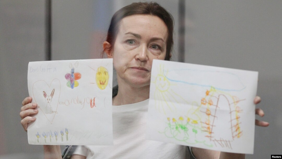 Jurnalista RFE/RL Alsu Kurmașeva participă la o audiere în instanță în Kazan, Rusia. Ea a arătat reporterilor desenele primite de la copii. 31 mai 2024. 