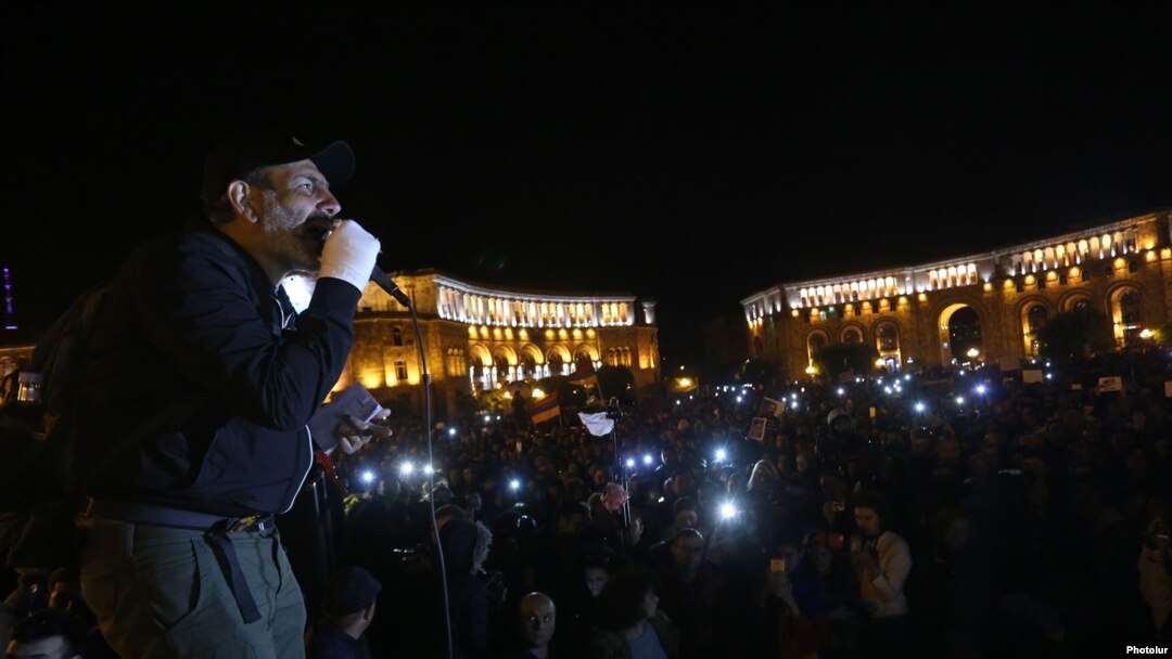 Никол Пашинян на митинге оппозиции на площади Республики в Ереване, 20 апреля 2018 г.