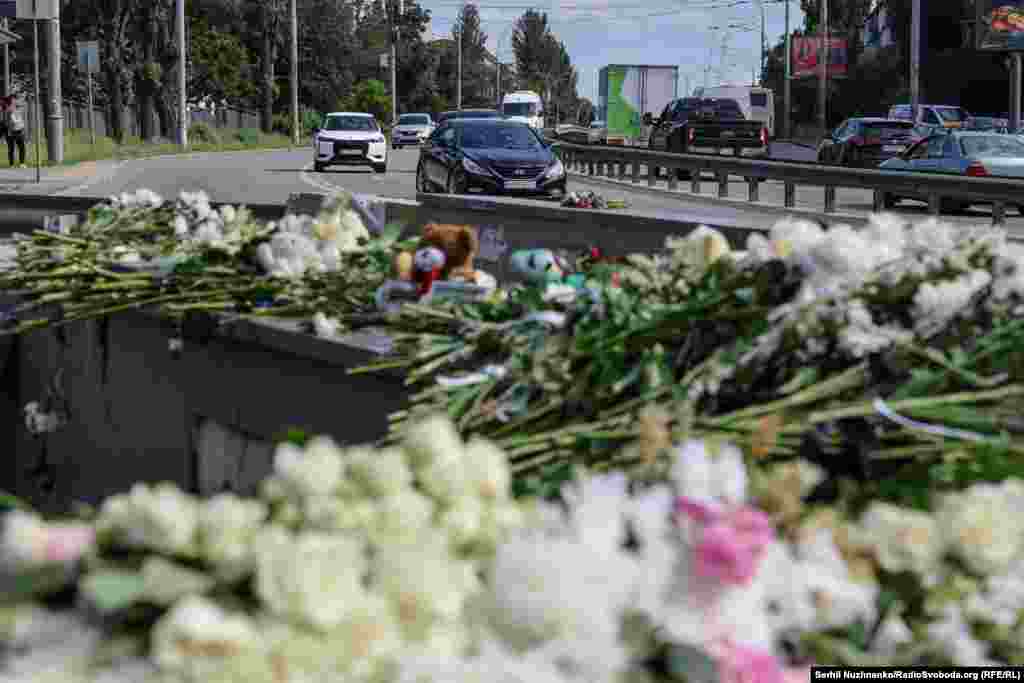 За даними слідства, 49-річний водій на швидкості не впорався з керуванням автомобілем і вʼїхав у підземний перехід, де були люди. На місці загинули двоє чоловіків, жінка і 12-річний хлопець. Ще троє людей зазнали травм. Шевченківській районний суд 8 червня ухвалив заарештувати на 60 діб без права внесення застави 49-річного Павла Плешивцева – підозрюваного у скоєнні смертельної ДТП