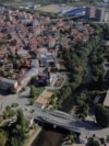 Pamje nga lart e urës kryesore mbi lumin Ibër në Mitrovicë. Fotografi ilustruese nga arkivi. 