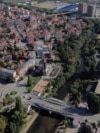 Pamje nga lart e urës kryesore mbi lumin Ibër në Mitrovicë. Fotografi ilustruese nga arkivi. 