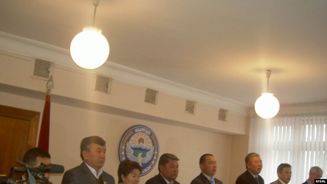 Шайлоо алдында гимн ырдалууда