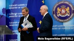 Йоханнес Хан (слева) и глава МИД Грузии Давид Залкалиани. Тбилиси, сентябрь 2018 г.