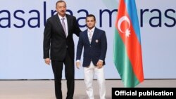 İlham Əliyev güləşçi Rövşən Bayramovla birlikdə