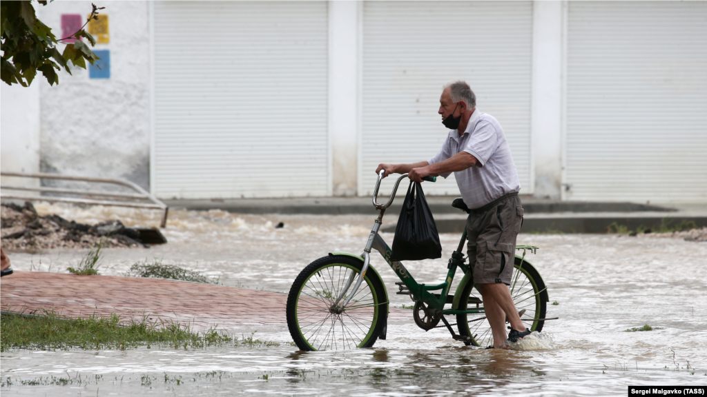 Чоловік з велосипедом на одній із затоплених вулиць Керчі
