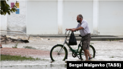 Затоплена вулиця в Керчі 14 серпня 2021 року
