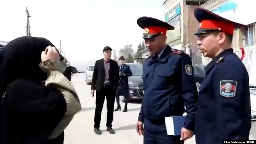 Кўчадаги текширув. Қирғизистон. 