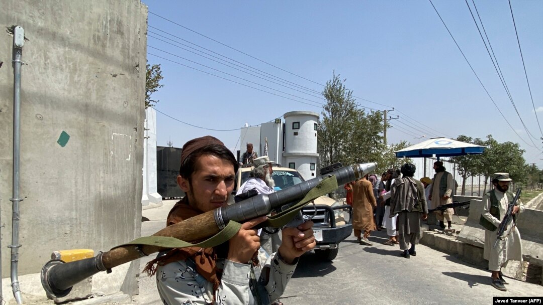 Se pare că o rachetă a lovit o zonă rezidențială din Kabul, aflată în apropierea aeroportului. Imagine generică cu un taliban, 17 august 2021.