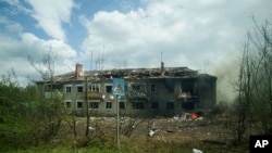Пошкоджений житловий будинок після російського авіаудару у Вовчанську, 11 травня 2024 року.