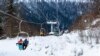 Лижники на гірськолижному підйомнику туркомплексу «Захар Беркут». Карпати, Славське