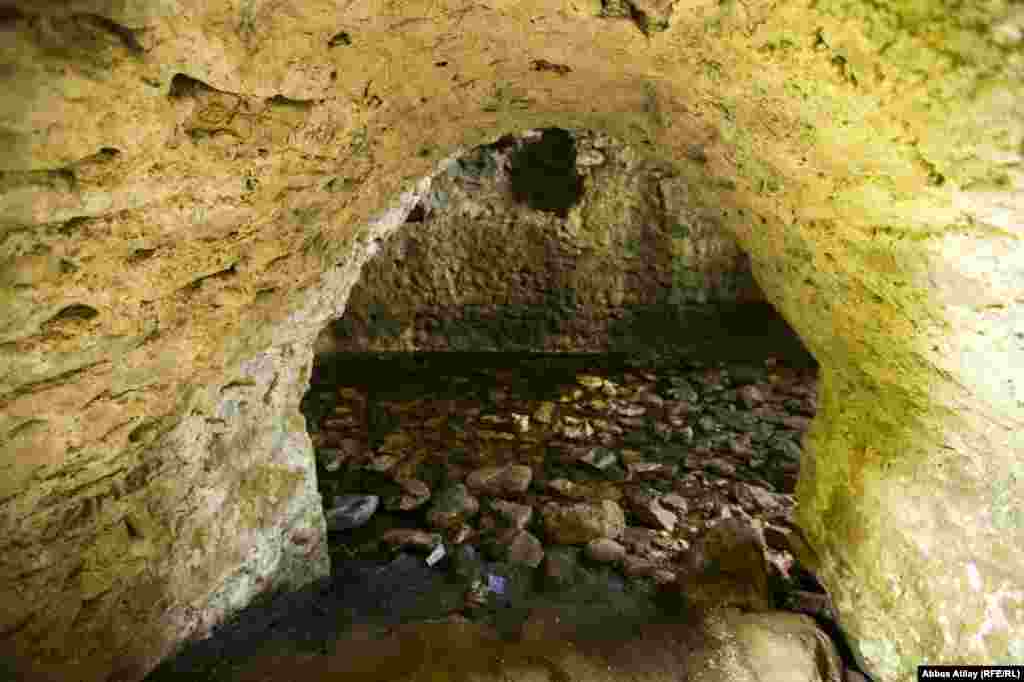 Saxsı borularla haradansa çəkilən su qalanın içərisində inşa edilmiş anbara daxil olur, oradan isə yeraltı borular vasitəsilə axıb Miskinli kəndinin içindən keçən çaya tökülür.