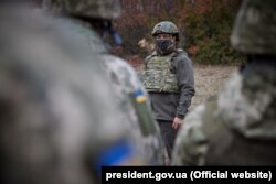 Президент України Володимир Зеленський під час візиту в зону ООС, листопад 2020 року